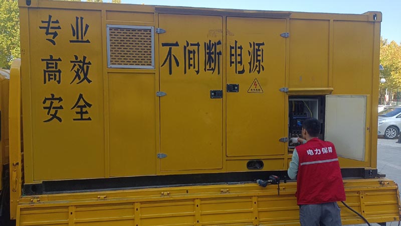 同江柴油发电机组和UPS电源配合使用时，如何避免切换过程中的电力中断？